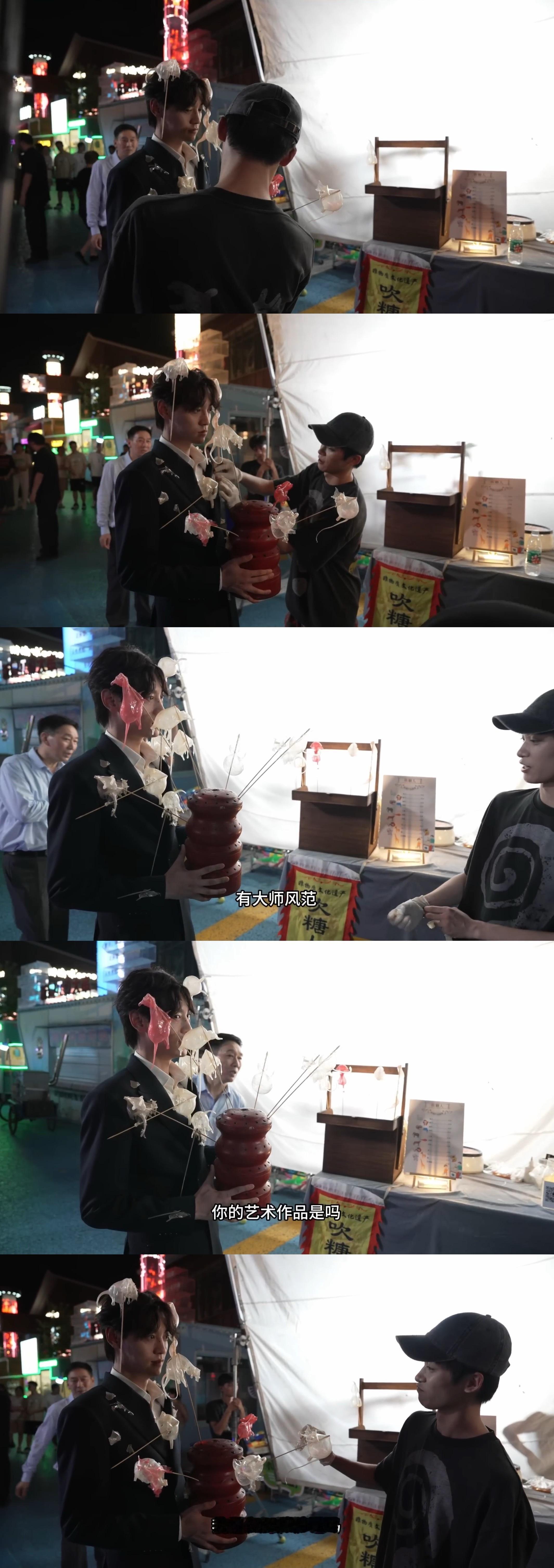 就这么直挺挺站着任凭小孩儿胡闹摆弄，哄小孩儿​​​
