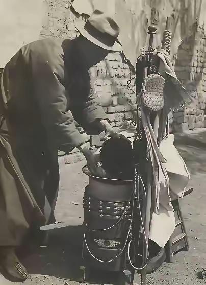 1988年，四川一个镇上剃头的陈老头跟混混干仗，被铐进所里。小警察正训话，他