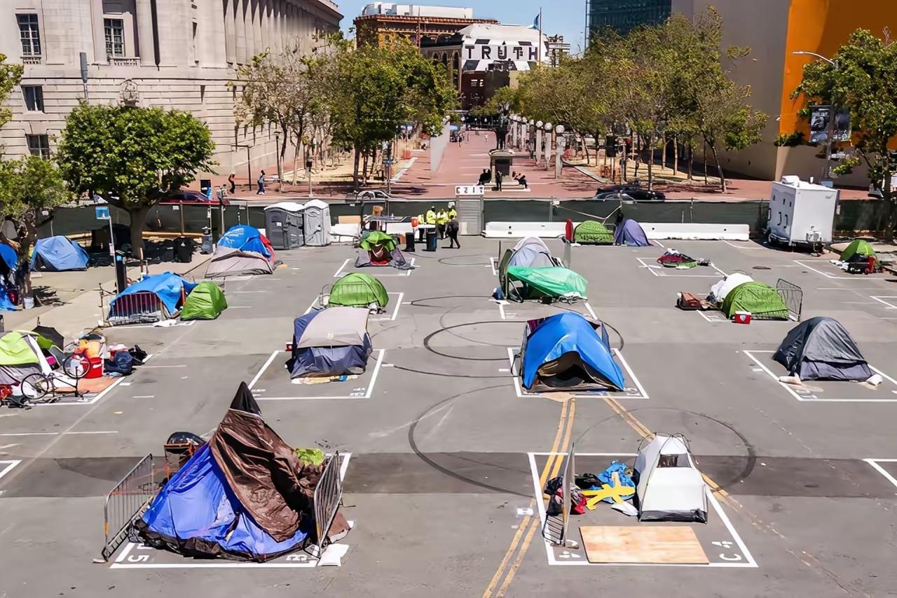 抖音没出来之前，公知说：美国没有乞丐，人人有尊严。抖音出来之后，才知道美国纽约、