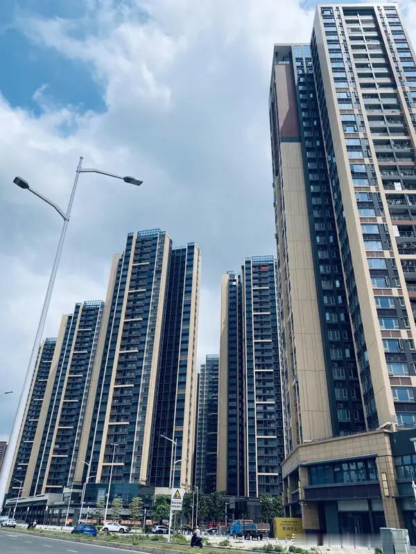 过去很长一段时间，刚需买房普遍“患得患失”，怕房价跌跌不休，认为“买房不如租房”