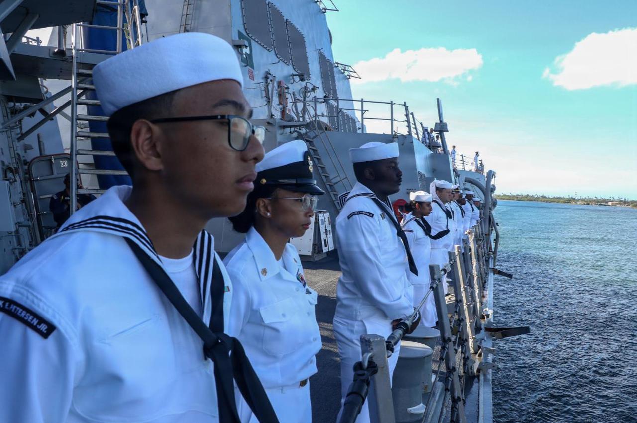 美国海军水兵的精神面貌和身材，也许是观察美军战斗力的一个切入点。看现在的美国海