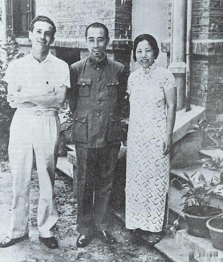 这张珍贵的老照片拍摄于1938年夏天的武汉珞珈山，记录了周恩来、邓颖超夫妇会见美