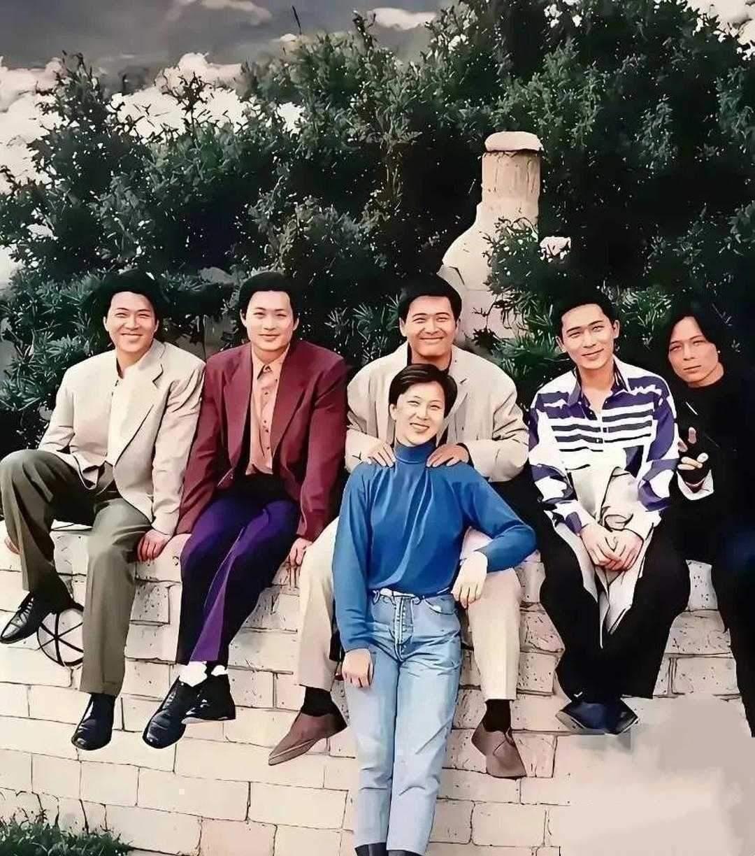 这是一张有年代感的老照片你们认识吗？我只认识其中两位，分别是周润发、梁朝伟，