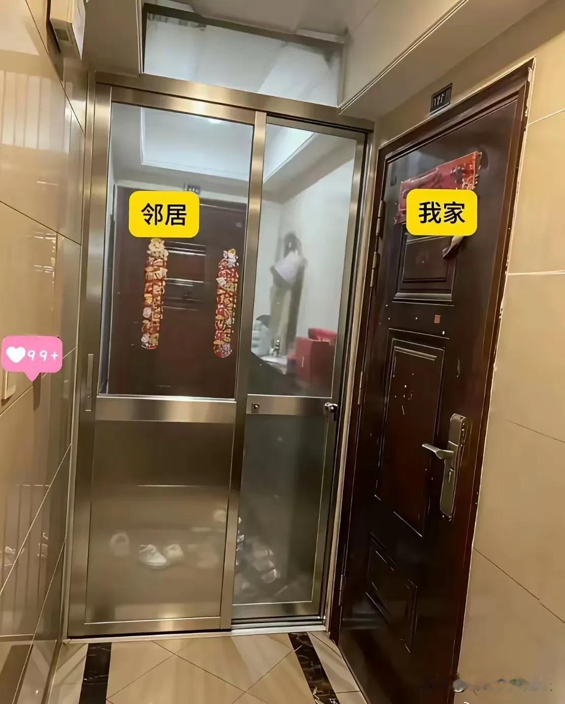 邻居这样做是不是太不地道了。两家公摊的过道让他一家给独占了，在挨着我家门口安装上