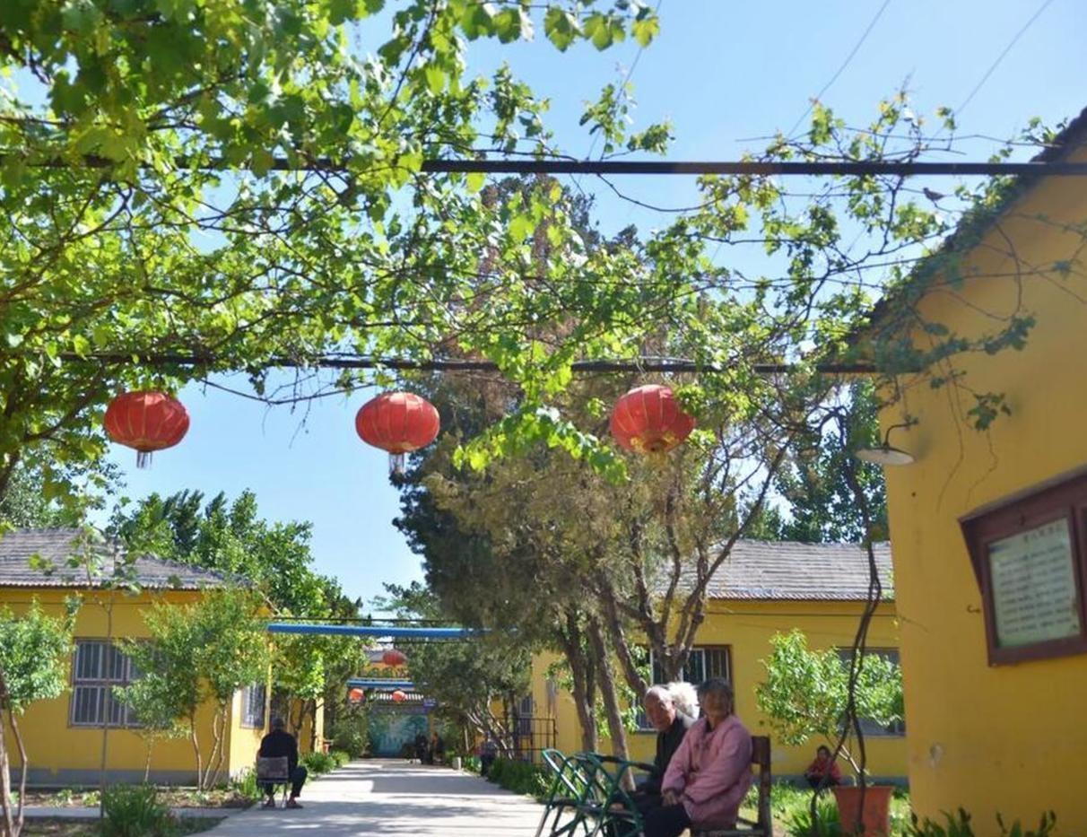 我老公干爹过世了，我们回去参加他葬礼，看到了恶心的一幕，她那个儿媳妇哭得稀里哗啦