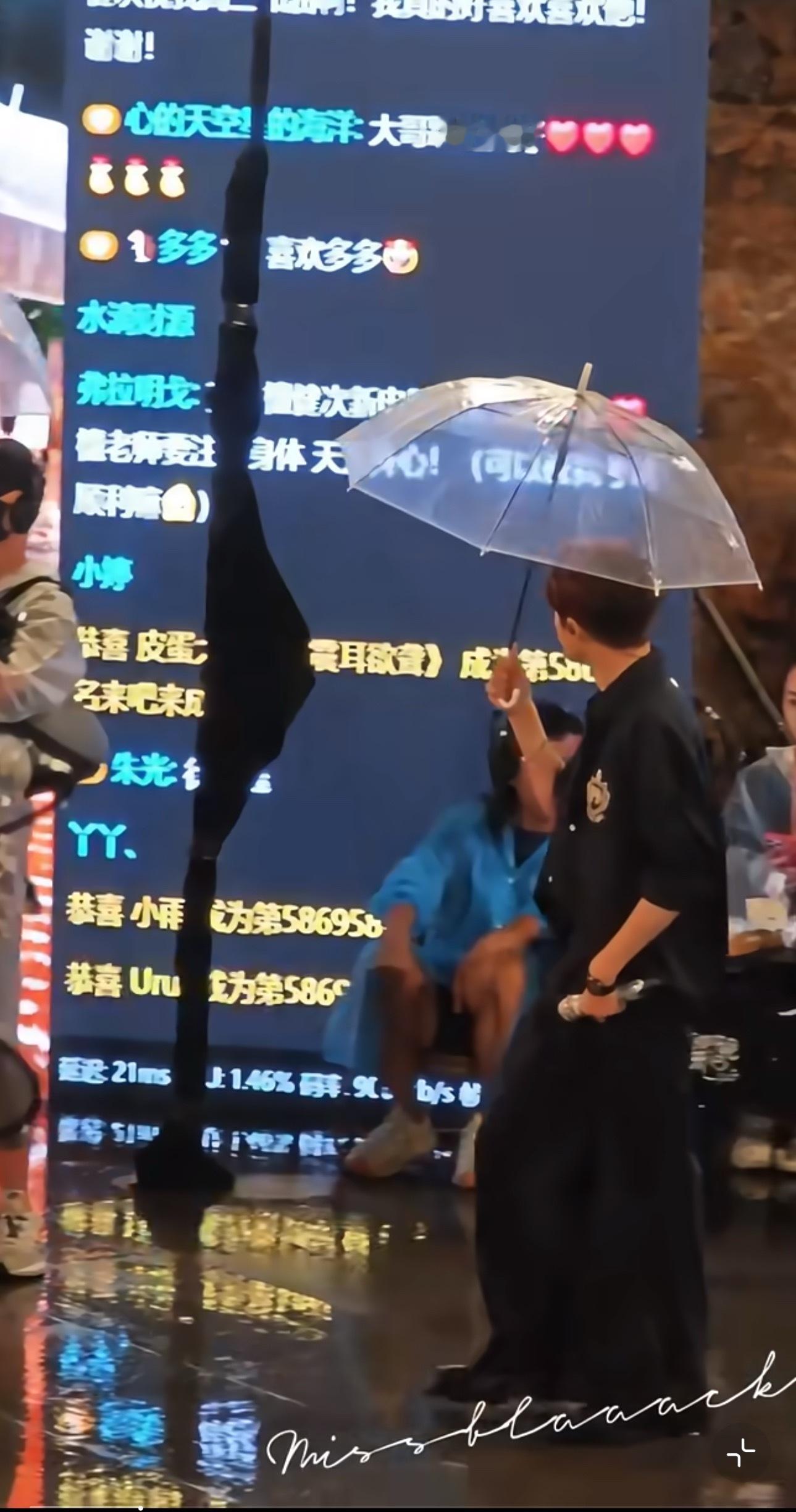 原来这个大屏这么大，那宝宝可以看到满屏的檀健次🥺​​​