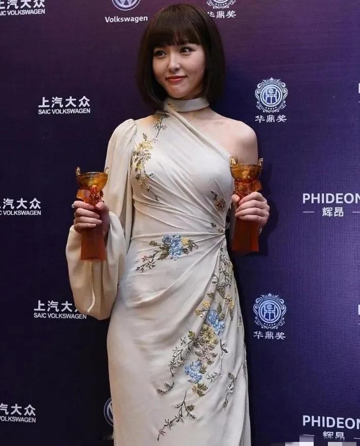 唐嫣这回真是“拿命在漂亮”！台上是流光溢彩的美人鱼，台下却被勒得直喊救命，连转