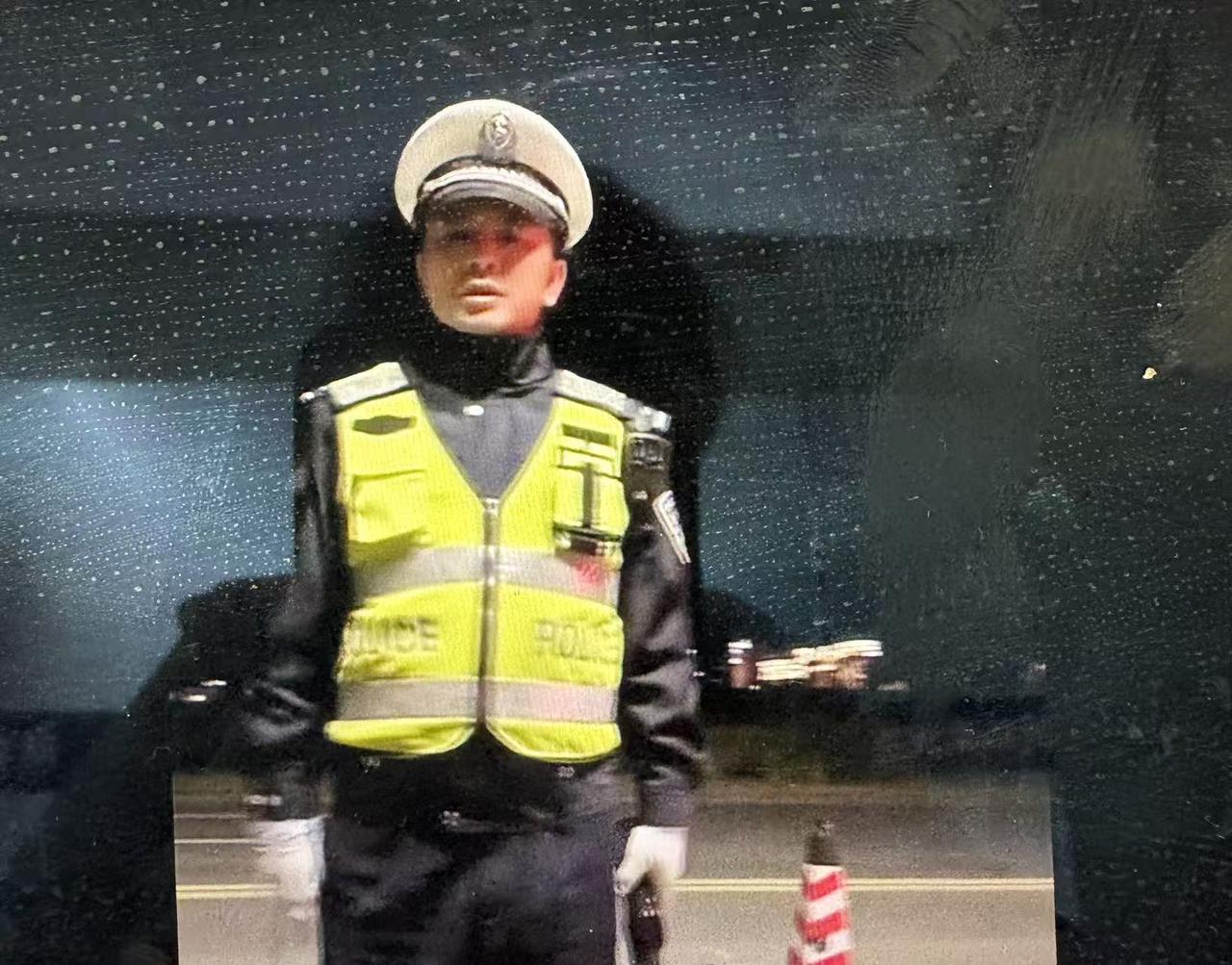 周日去北京槐轩美术馆的路上。有警察在查酒驾。上午10点多，我们几个去槐轩美术馆