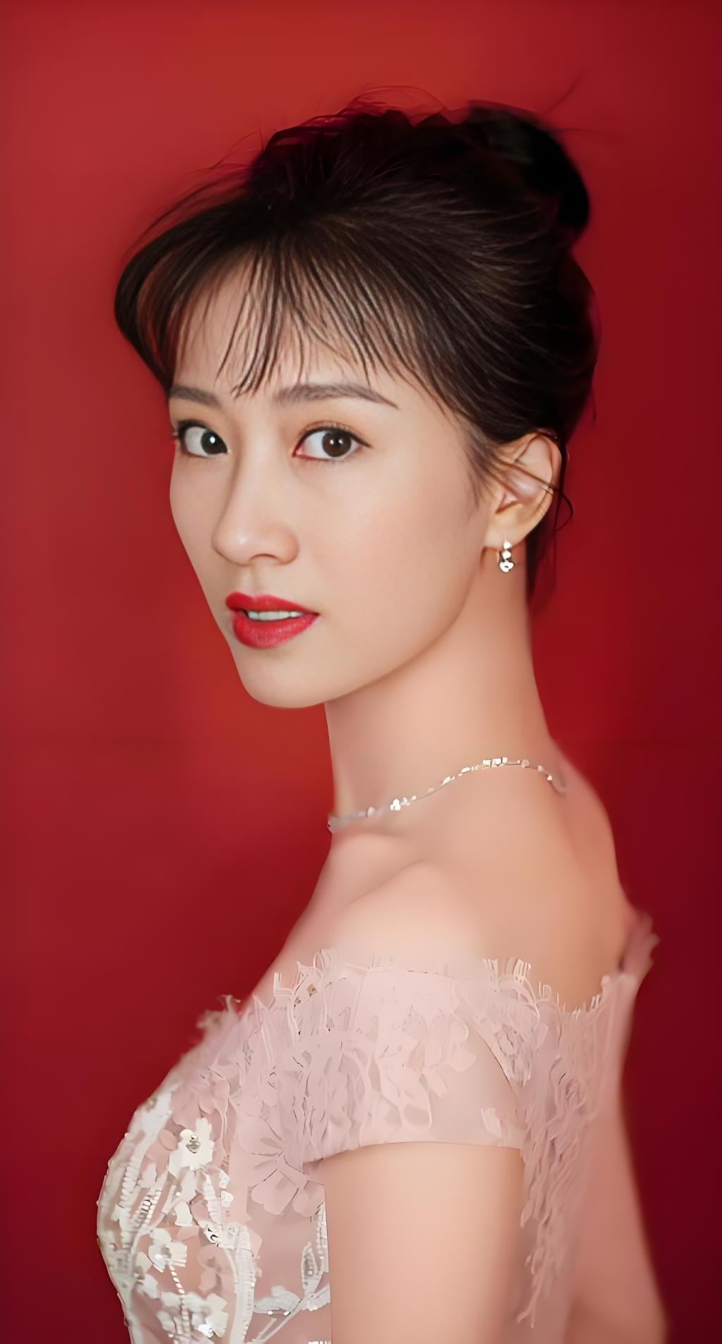 李念的儿子正脸曝光！近日，演员李念在社交平台上传自己给儿子抹香香的视频，小家