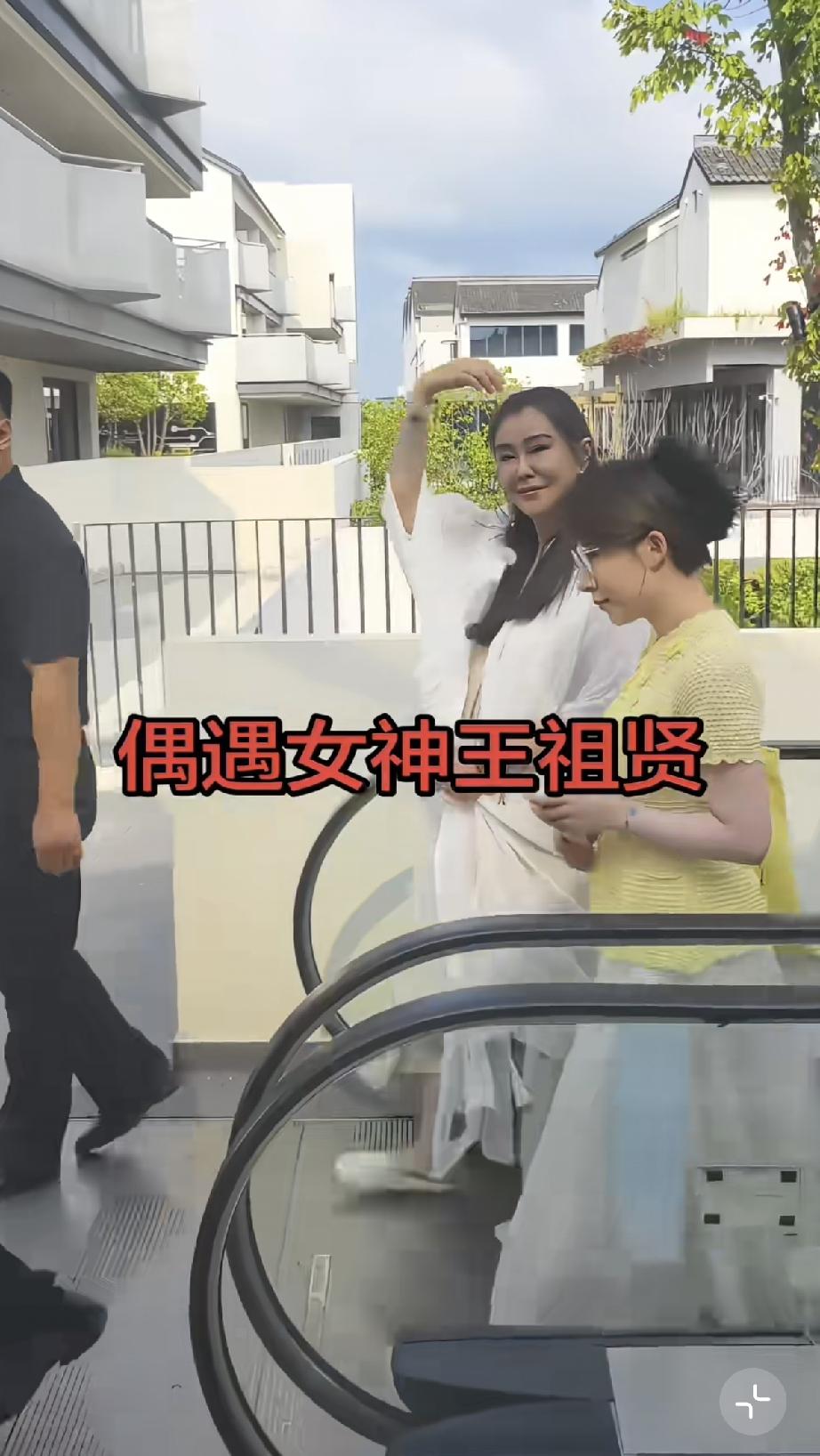 8月7日，王祖贤现身浙江嘉兴西塘古镇，路人镜头下脸部臃肿，被指小倩变姥姥，疑医美