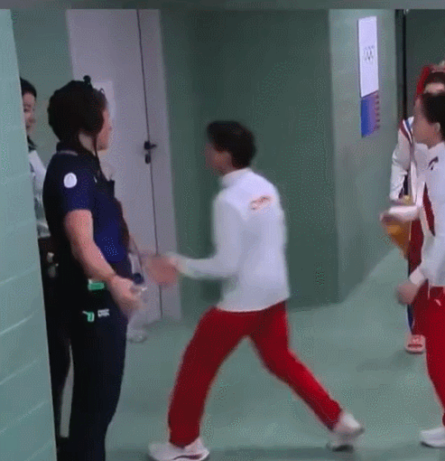 全红婵看见郭晶晶的反应也太搞笑了，外籍保安以为着运动员要干嘛，下意识地护着跳