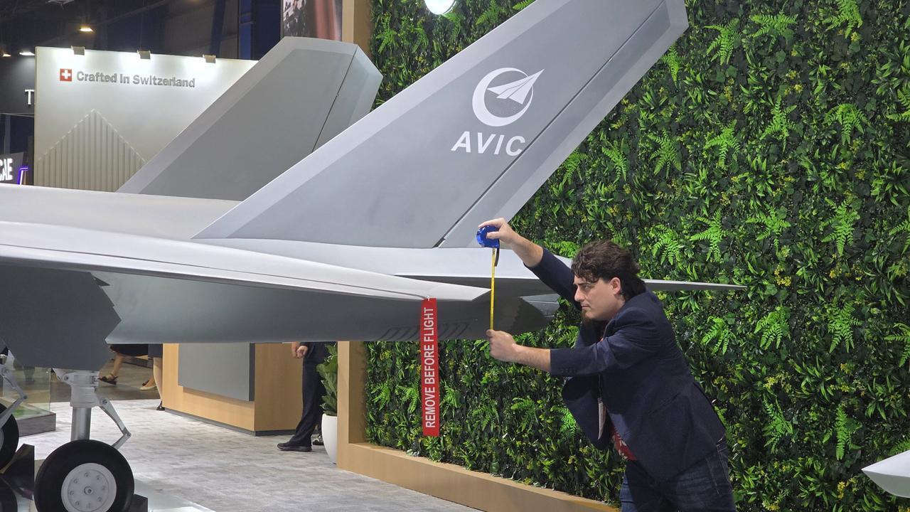 美国人是真着急了，新加坡航展上，美国工程技术人员直接拿出卷尺测量，我方展示的歼-