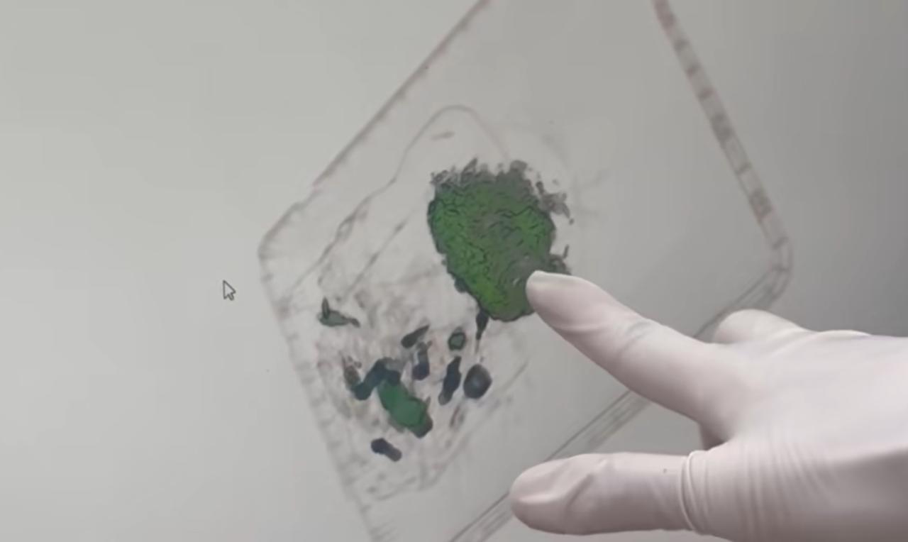 碎成渣！乌鲁木齐都拉塔口岸，一名入境旅客的双肩背包在机检环节出问题了，里面的东西