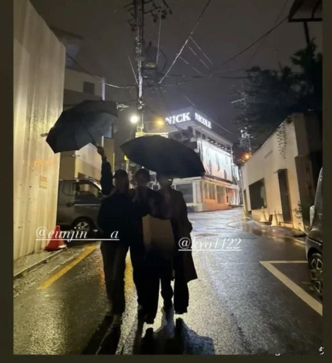 11日，演员宋慧乔在自己的Instagram上上传了照片。公开的照片中，一个下雨