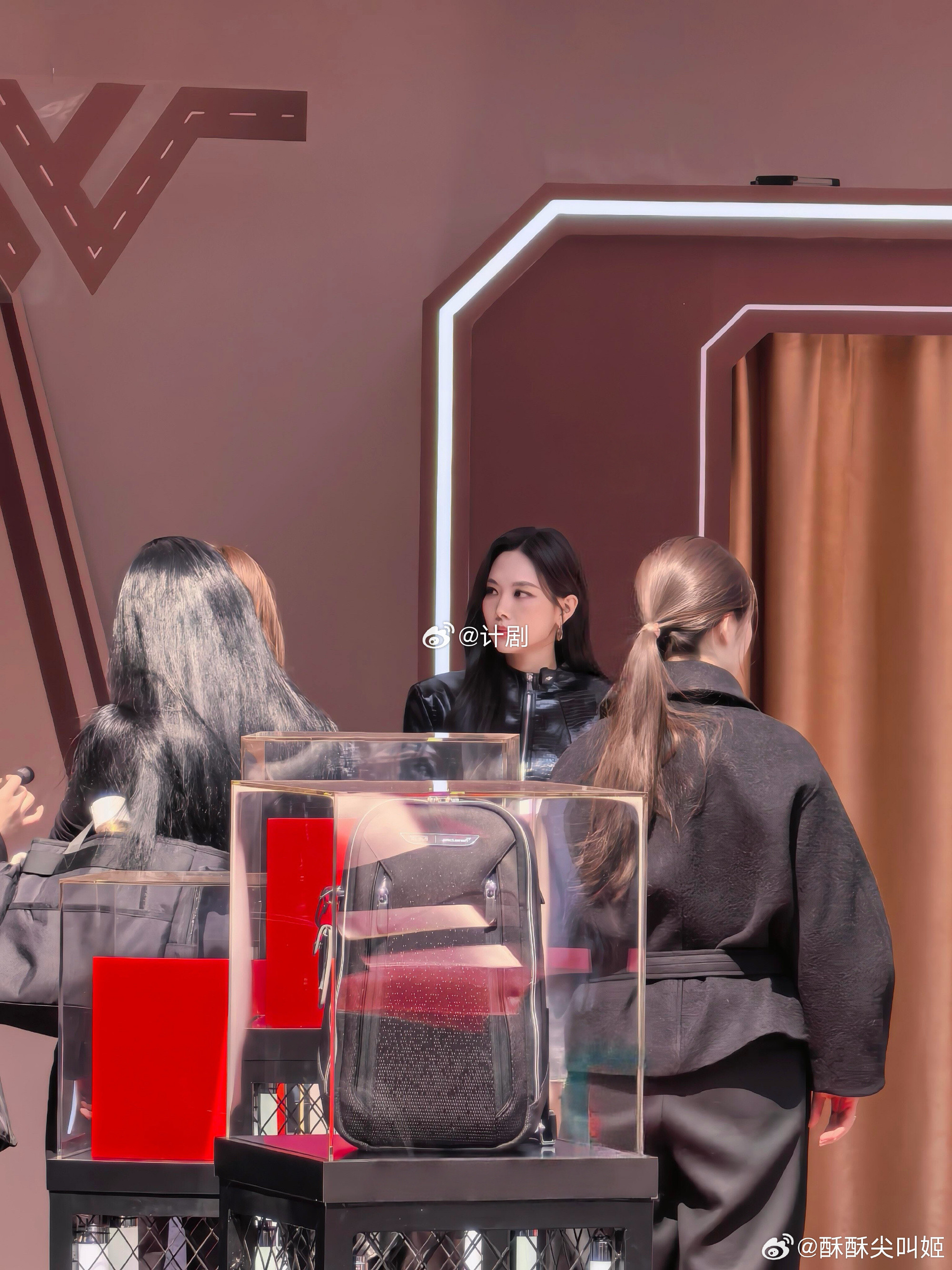 王霏霏赛车服没有不帅的义务露腰皮衣那个腰线绝了，银色大耳环在阳光下闪闪发光，她