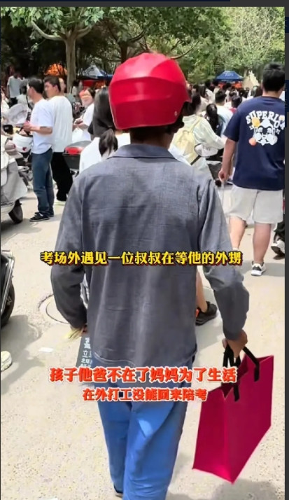 看哭了！”男子在考场外遇到一位大叔，对方穿着朴素，左手却握着一束向日葵，右手拎着