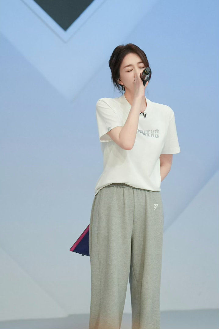李艺彤喜欢李小冉的原因李艺彤说浪姐7比浪姐6刺激从李艺彤的话里就能感受到，李小冉