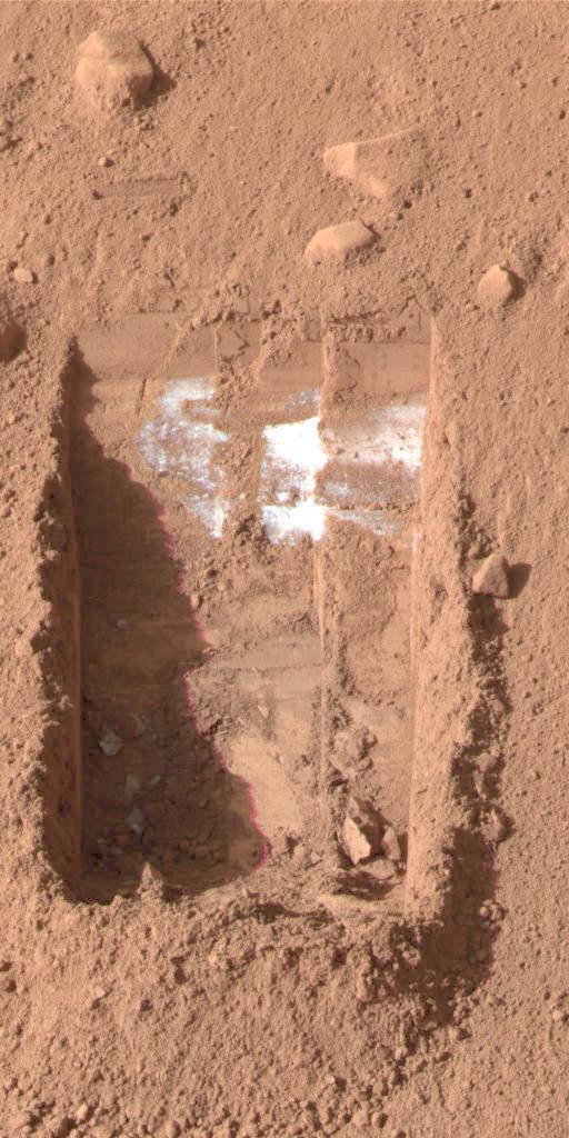 2008年任务进行到第21个火星日时，NASA凤凰号着陆器在火星北极地区利用机械