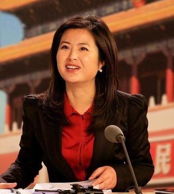 2015年，42岁的央视主持人张泉灵辞去工作后，趁着60岁的丈夫不注意，带着存款