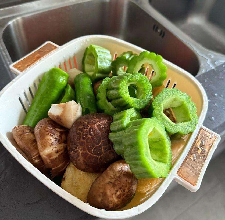 我同事离婚了。原因是他老婆眼里只有孩子和赚钱。他说结婚六年，老婆生完孩子就