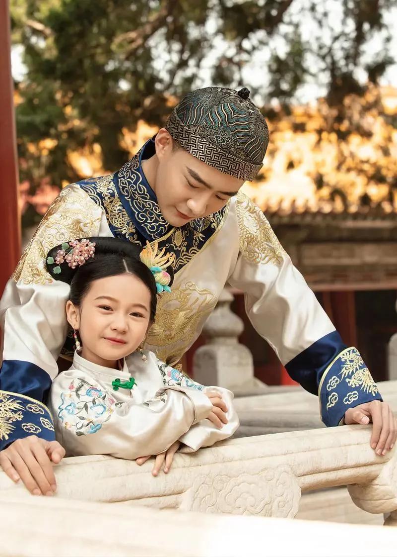 1918年，这名被父亲抱在怀里的小姑娘只有一岁。她并不会料到父亲将于一年后去世，