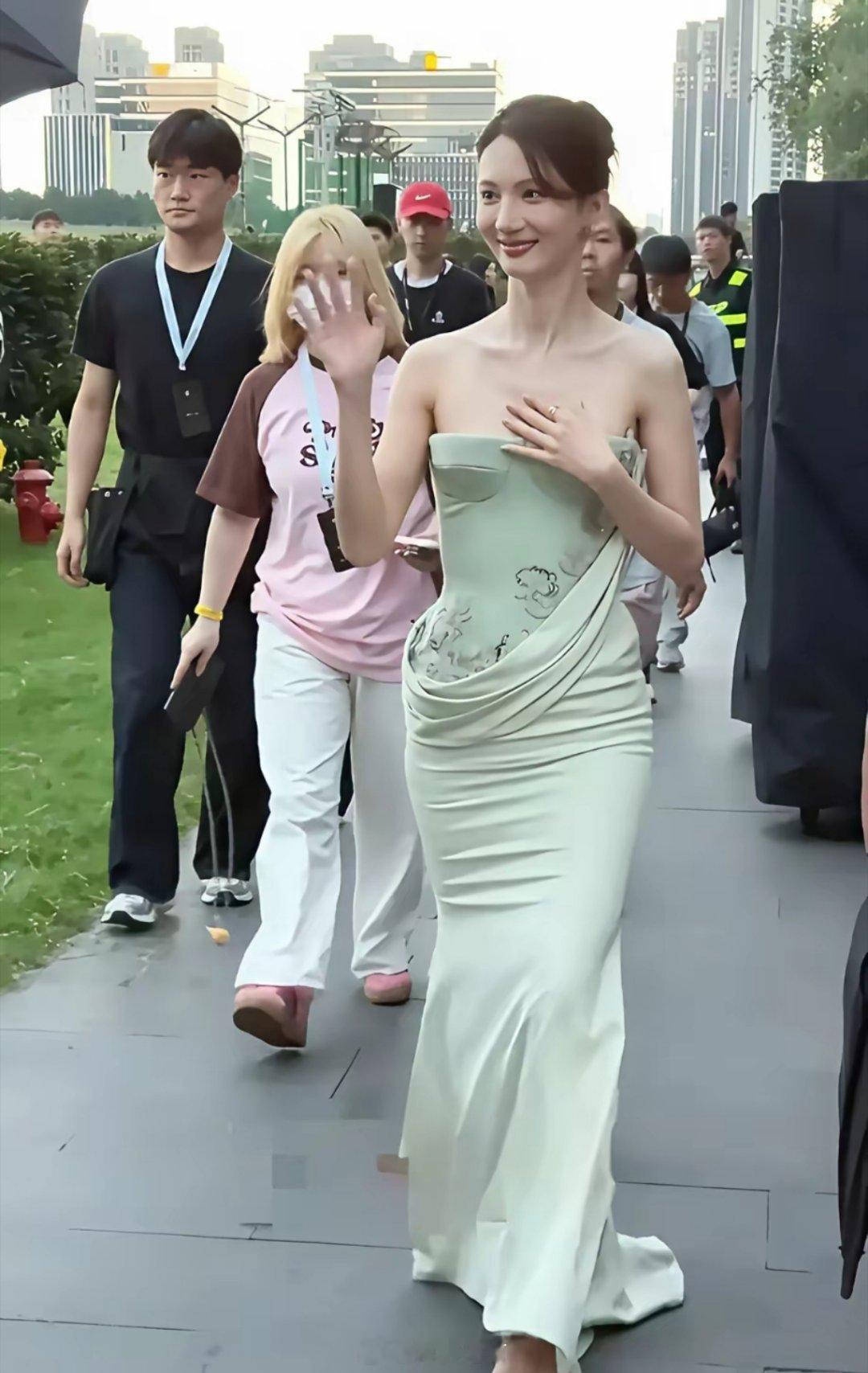 终于理解为什么那么多人想娶金晨回家——路人的随手一拍，都能拍出天仙的模样。