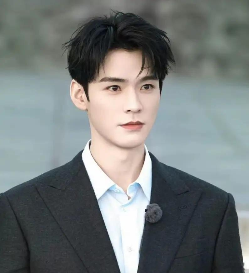 1.杨洋7月20日正式官宣岚图追光S全球代言人🚙这也是岚图品牌成立七年以来首