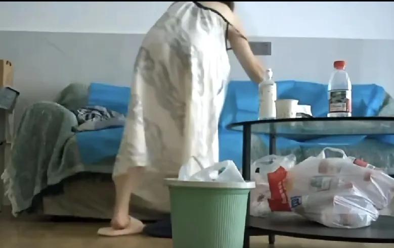 曾医生吊带裙火了！看起来挺普通，人家是真丝连衣裙，穿起来可舒服了，真是美丽动人，