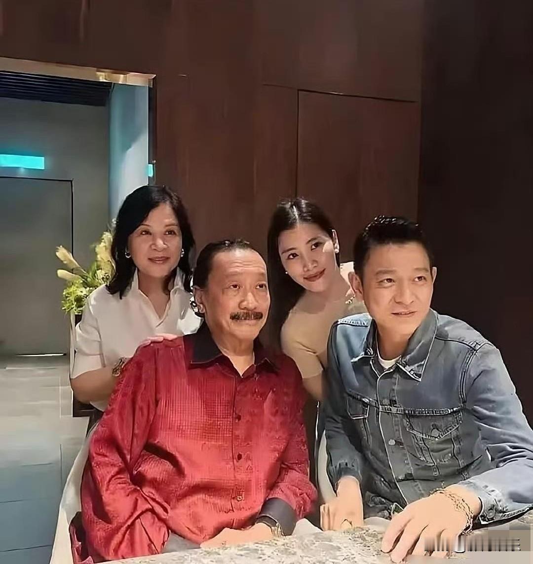 64岁刘德华陪老婆回娘家，穿牛仔衣陪富豪舅哥吃饭！网友：这豪门女婿太接地气