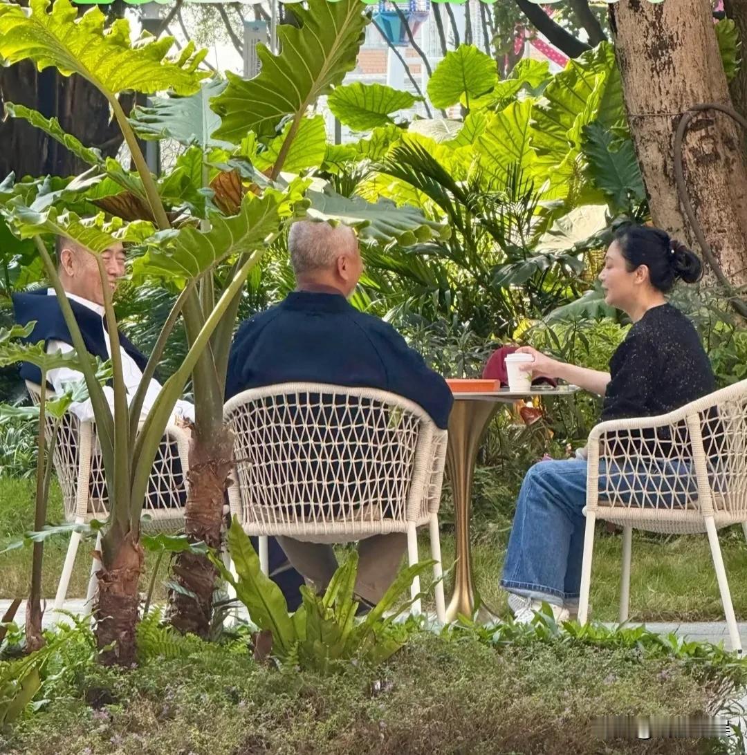 陈凯歌和老婆陈红现身广州度假，和好友田壮壮导演小聚。七十出头的陈导个子好高，目