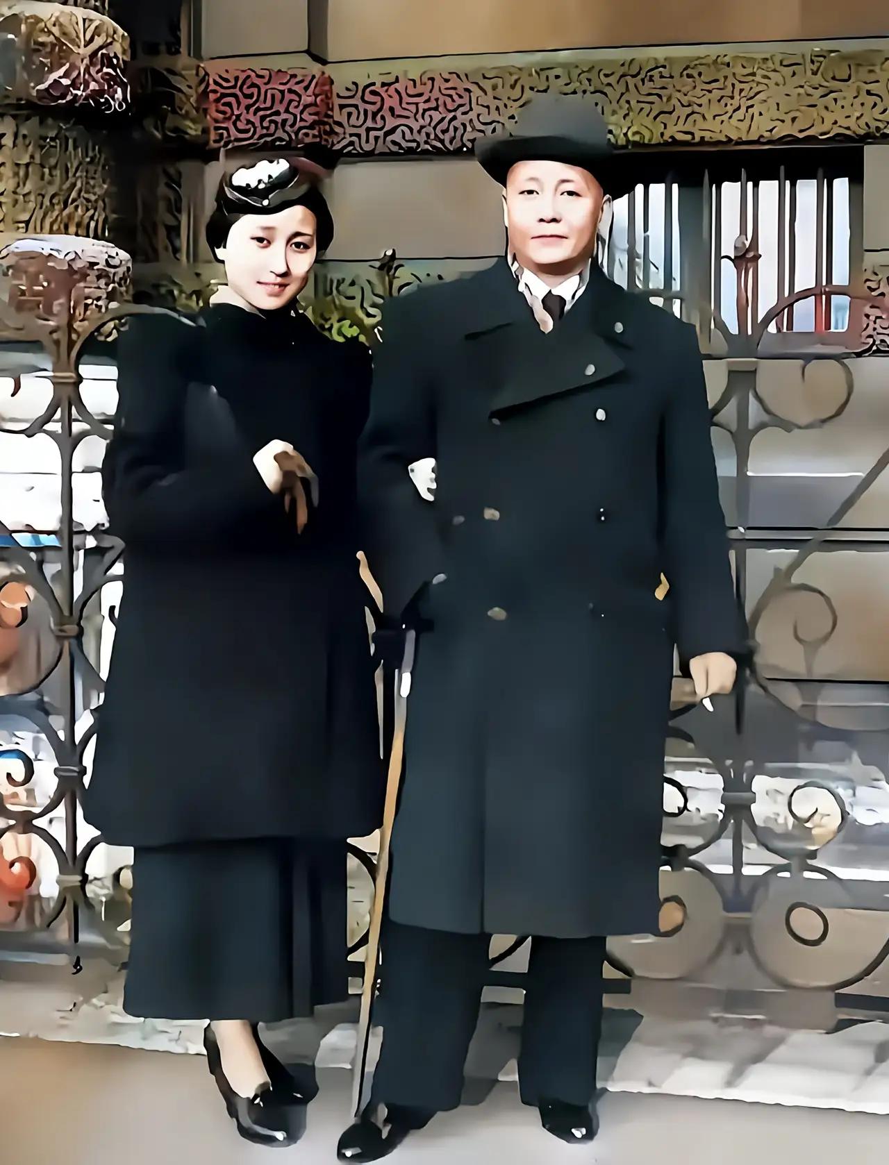 这是中国航天之父钱学森先生夫人蒋英少女时，与父亲蒋百里去法国考察时，在卢浮宫的留