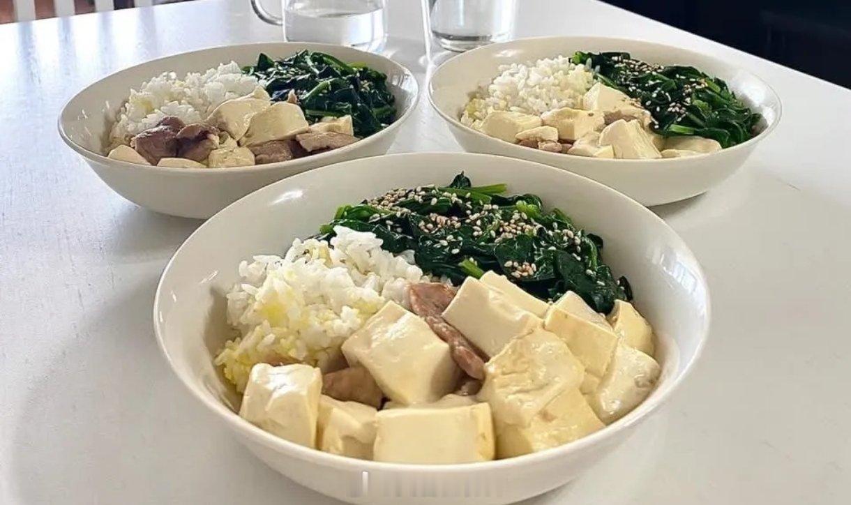 其实分餐制真挺好，饭不够的话自己去添。避免幽门螺杆菌和其他病毒的传播只是分餐制好