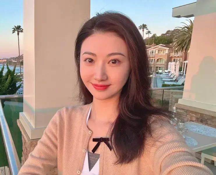 景甜急卖460平江景房，外人推测是凑钱赔富豪？这几天景甜虽然没有露面，但是有