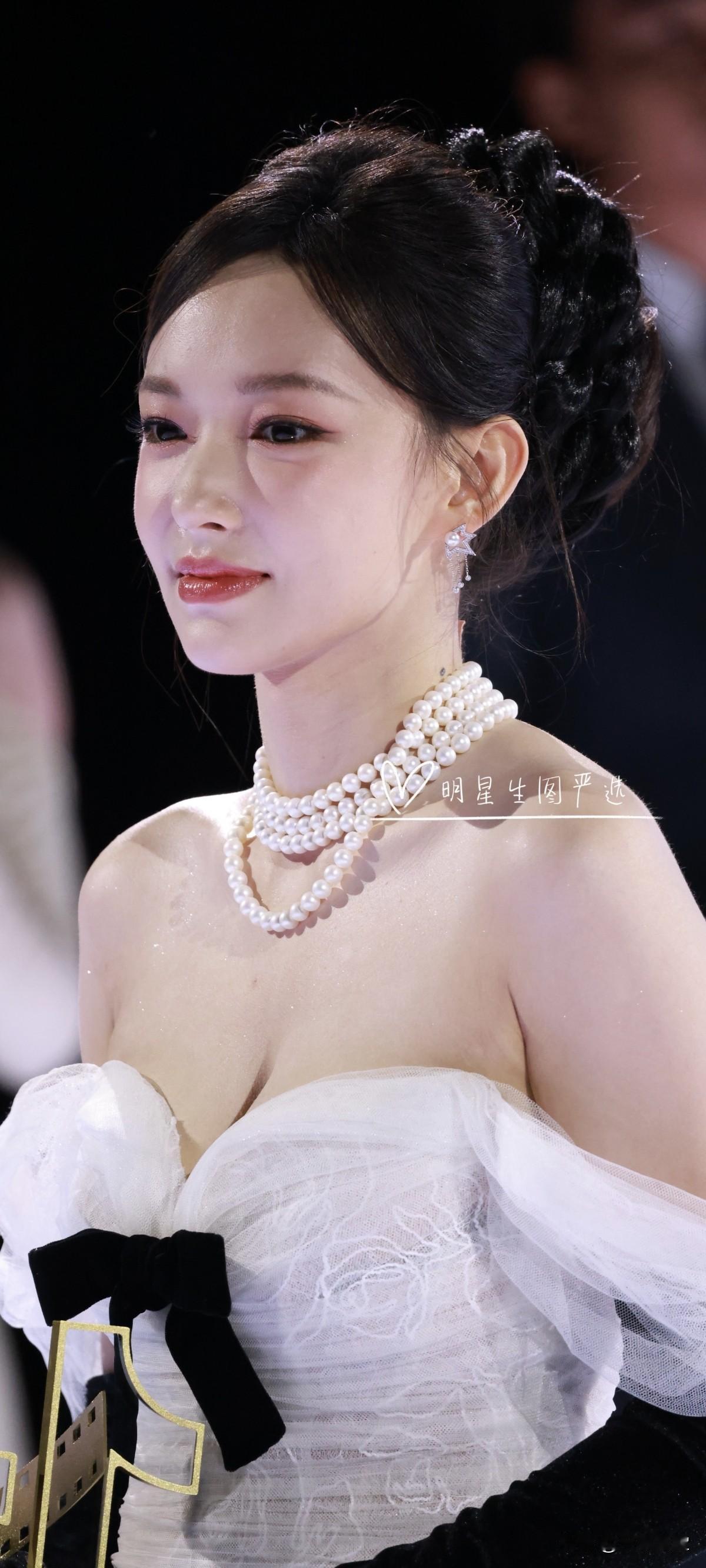 程潇250617电影奇遇夜​​​！！！网友的外号取的果然名副其实！