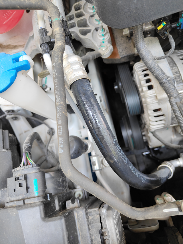 去4儿子店被忽悠大家知道四代帝豪为什么打开制冷这个管子好多水，而且那个固定管子