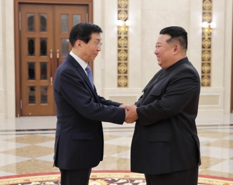 朝鲜最高礼遇安排中国。当地时间7月16日，中国代表团在朝鲜获得了金正恩亲自接见。