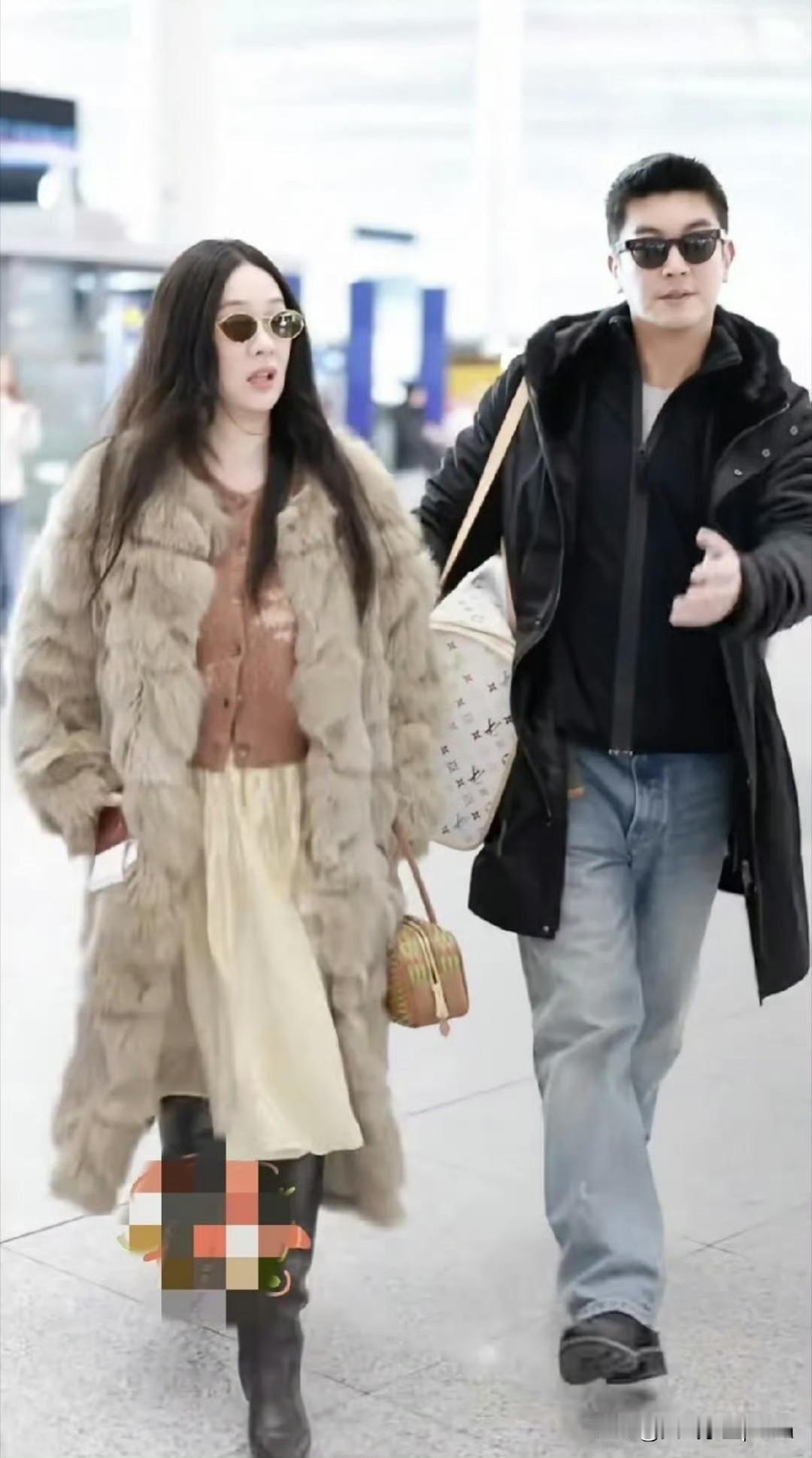 霍思燕这机场look真是把“女明星出国”氛围拉满了！皮草一披墨镜一戴，长发飘飘