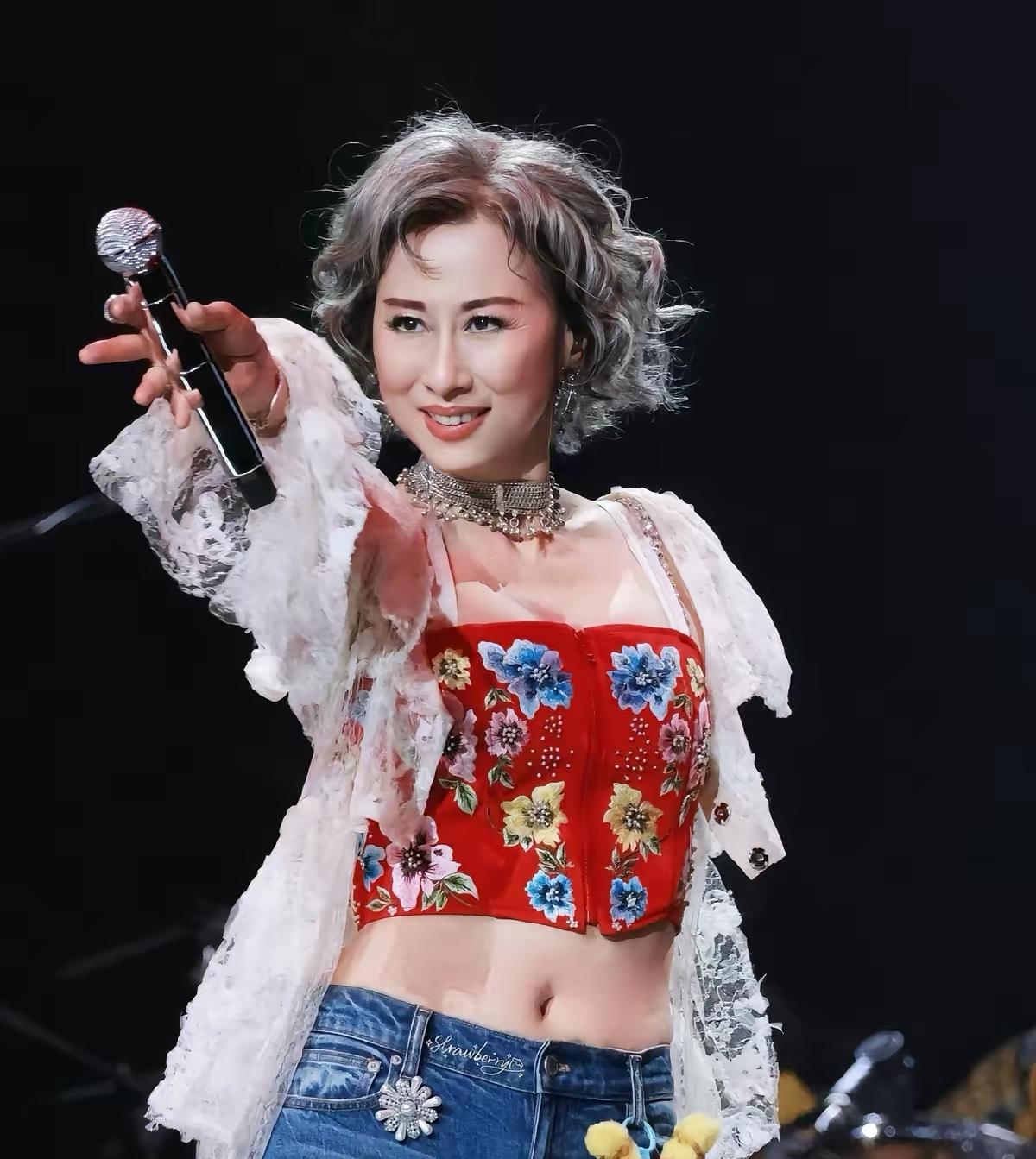 我朋友是塑形教练，她跟我说了句大实话，像叶倩文这样，64岁了，还能拥有这么好的体