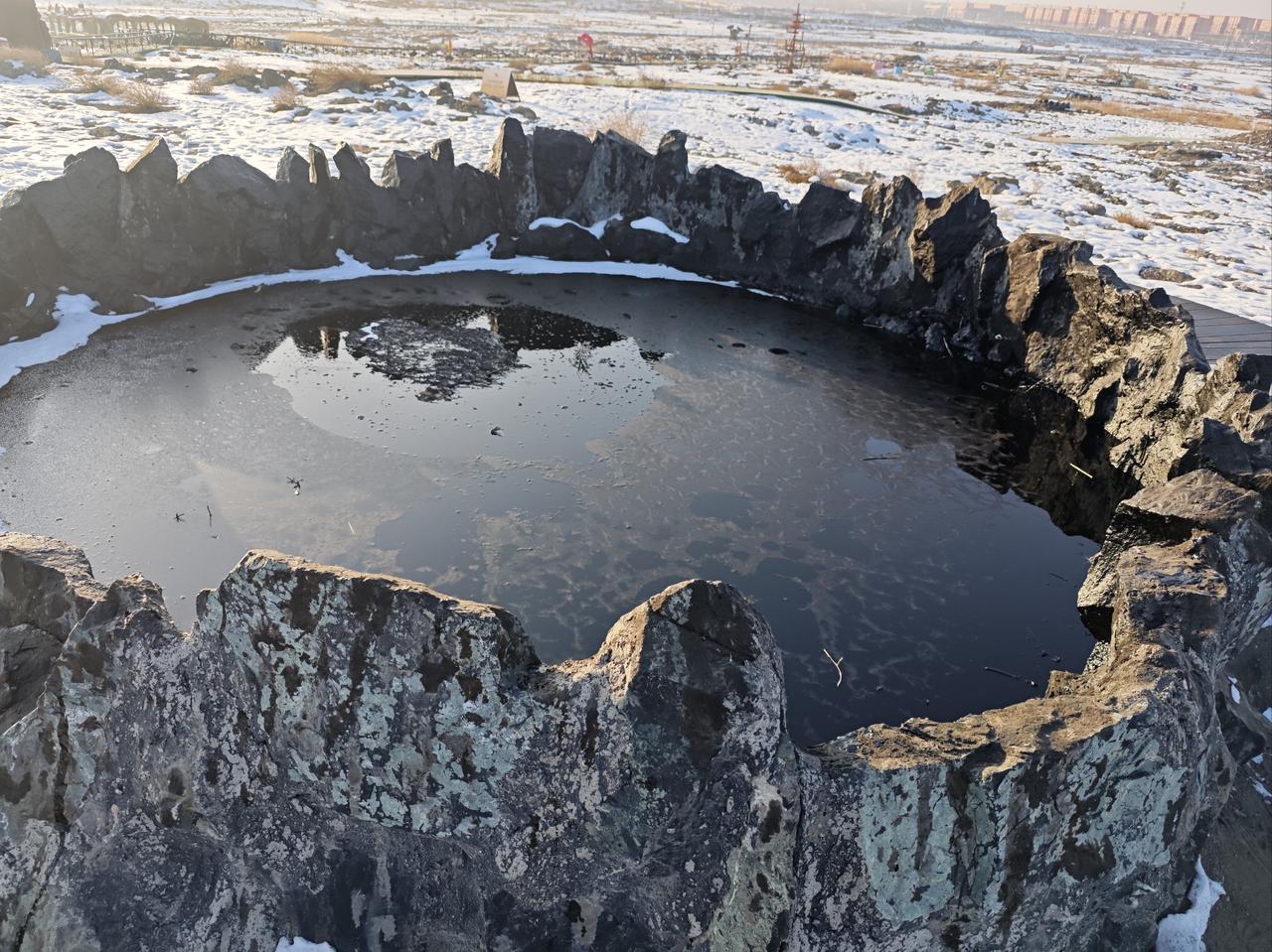 上个帖子说中国正在利用低油价疯狂岩穴屯油，还有人问是不是真的。当然是真的，主要利