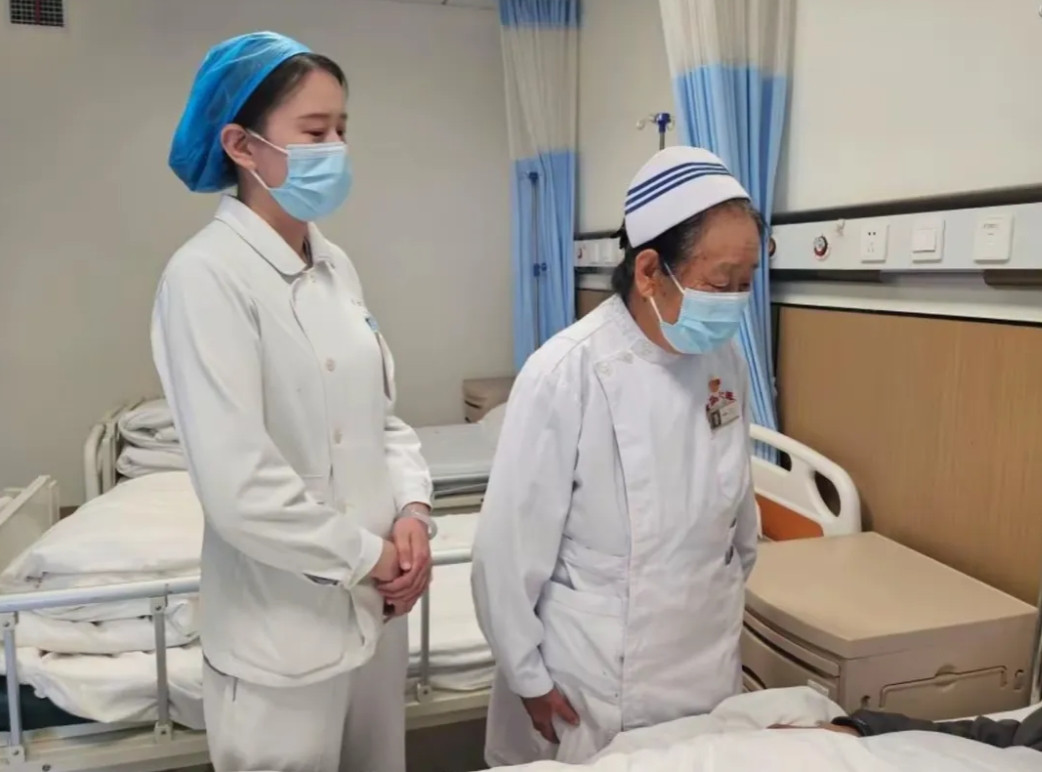 获得南丁格尔奖的八十六岁护士长为啥被骂上热搜，青岛有位八十六岁的护士在岗七十年，