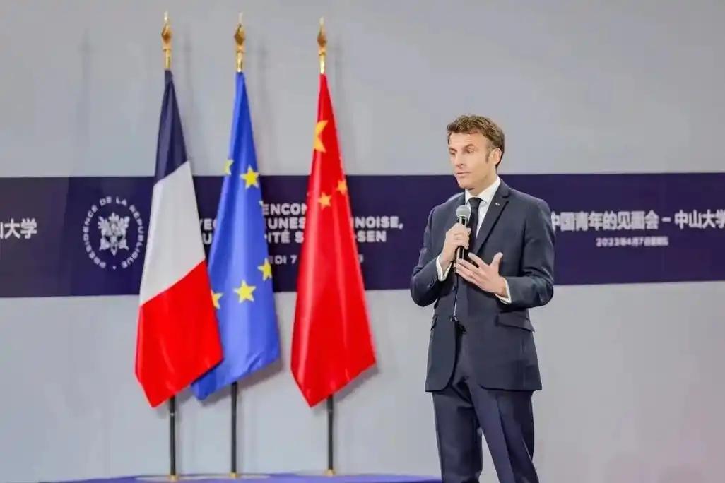 马克龙连夜飞抵东京，为防备特朗普，法国急拉日韩组局。4月1日，法国总统马克龙