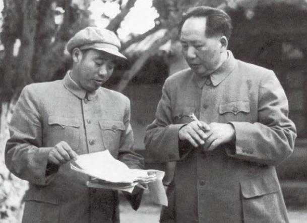 2015年汪东兴去世时留下话语，毛主席孙子到场握住其子双手令人动容！1949年