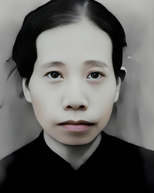 1943年，常德会战，日军刺刀劈开一名中国军人的钢盔，长发散落。眼前的一幕，让在