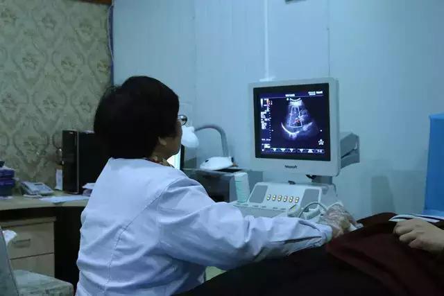 高龄产妇生娃后劳累过度, 导致下腹疼痛子宫脱垂, 医生责备其无知