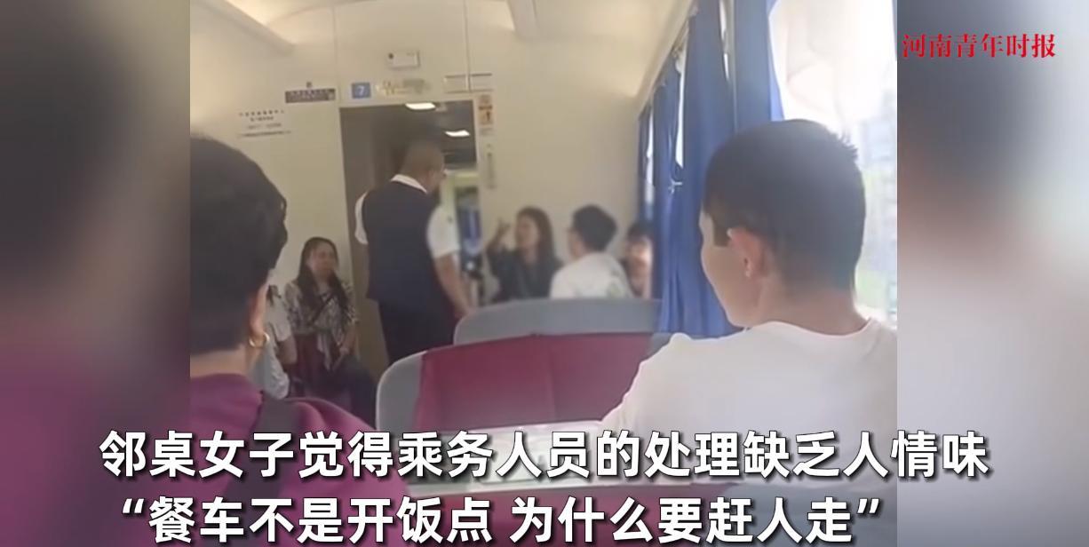 “解释不清了！”近日，一母亲带着孩子在高铁餐车里想要吃泡面，谁知却被乘务员劝导离