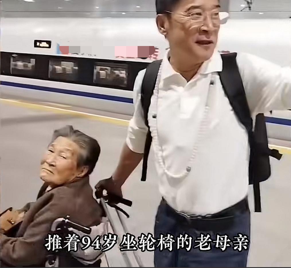 就没人觉得哪里不对吗？郑智化前脚在机场用“连滚带爬”引出对残疾人不友好这个话题，