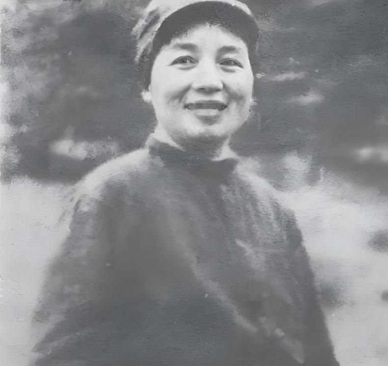 1937年，西路军政治部主任张琴秋不幸被俘。马家军旅长韩起功拿枪指着她问："你是