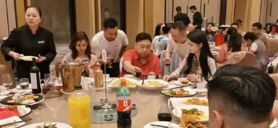 王晶这排面，美女帅哥围着敬酒，大佬气场拉满啊！