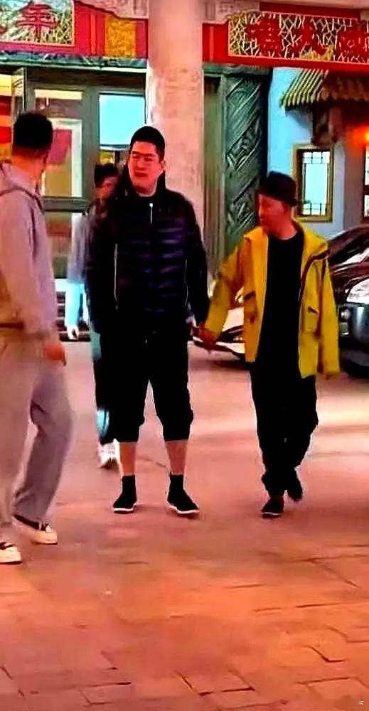 零下二十度的长春，风像刀子。有人穿两万九的羽绒服，露一截冻成胡萝卜的脚踝，原地蹦