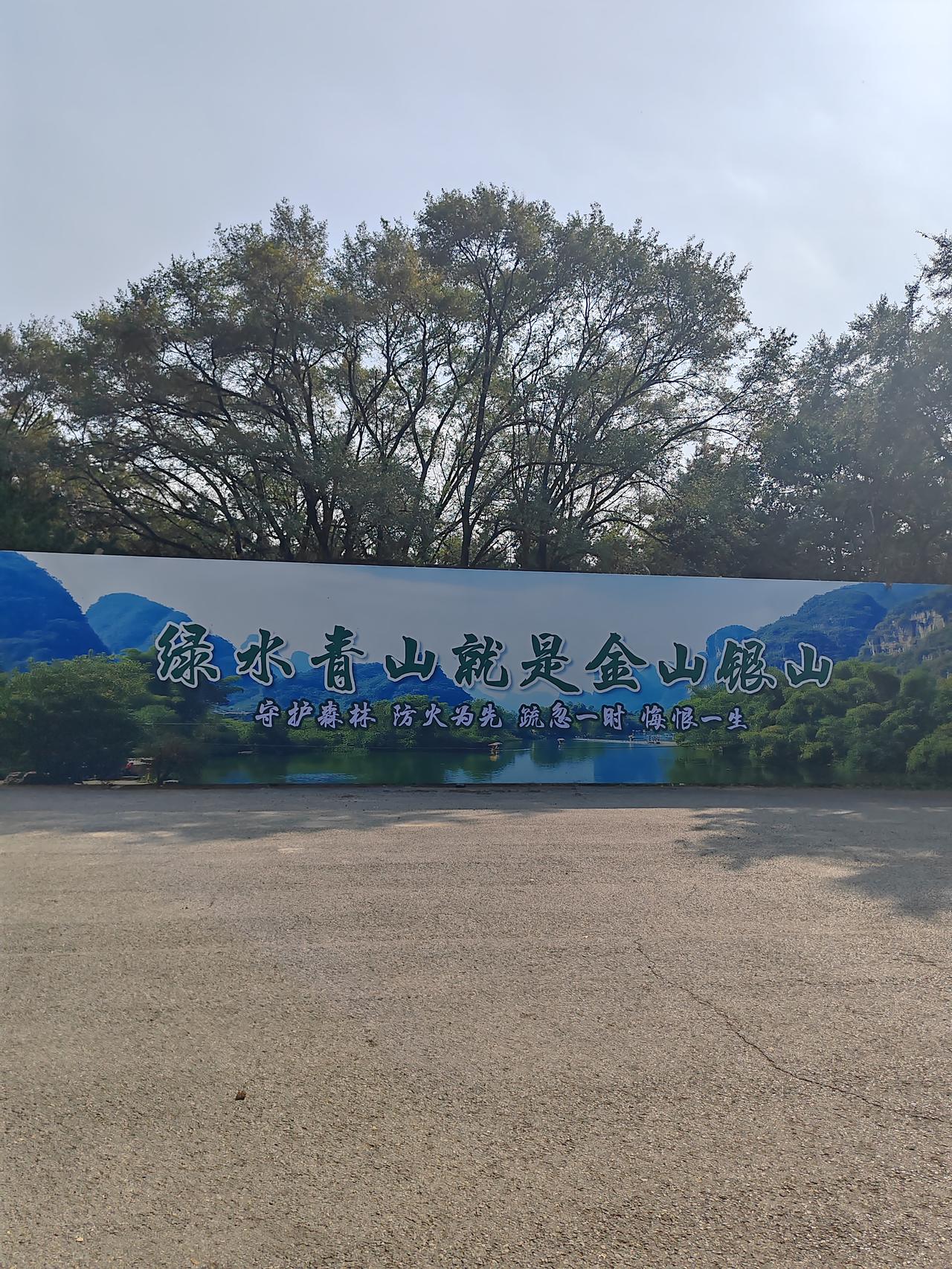 办公室那点事儿我们办公室的刘姐和王哥，最近关系有些微妙。刘姐坐在我斜对面，